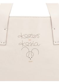 Kazar - Duża miękka torebka z unikatową grafiką i brelokiem kazar x kasia. Dodatki: z breloczkiem. Materiał: skórzane. Rozmiar: duże. Styl: klasyczny #4