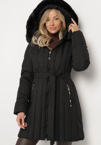 Born2be - Czarna Kurtka z Pionowymi Pikowanymi Przeszyciami i Kapturem z Futrem Wiązana w Pasie Leoriya. Okazja: na co dzień. Kolor: czarny. Materiał: futro. Styl: casual #1
