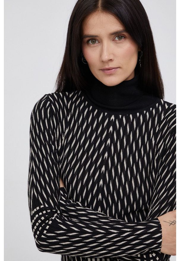 Desigual Sukienka kolor czarny mini rozkloszowana. Typ kołnierza: golf. Kolor: czarny. Materiał: dzianina. Długość rękawa: długi rękaw. Typ sukienki: rozkloszowane. Długość: mini