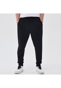 Cropp - Spodnie dresowe - Czarny. Kolor: czarny. Materiał: dresówka #1