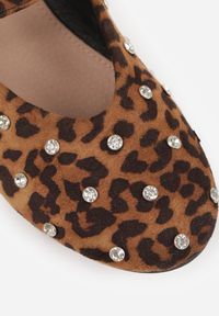 Born2be - Panterkowe Balerinki Vices z Ćwiekami Paskiem z Klamerką i Skórzaną Wkładką Riletra. Okazja: na co dzień, na randkę. Zapięcie: pasek. Materiał: skóra. Wzór: grochy. Styl: casual, klasyczny, elegancki #9