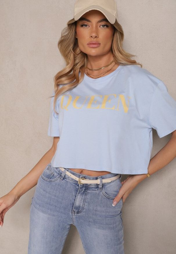 Renee - Niebieski T-shirt z Bawełny o Krótkim Kroju Ozdobiony Napisem Norfitis. Okazja: na co dzień. Kolor: niebieski. Materiał: bawełna. Długość: krótkie. Wzór: napisy, aplikacja. Styl: casual
