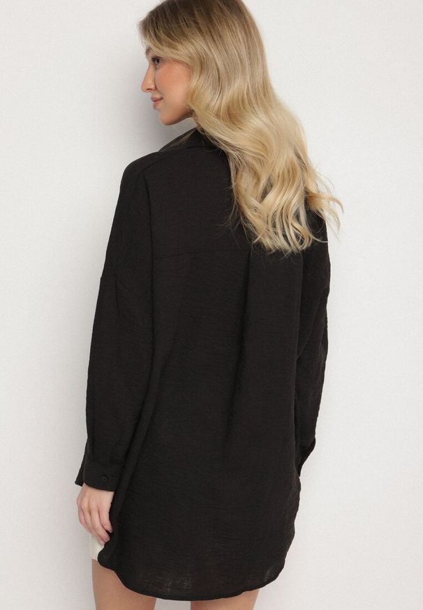Born2be - Czarna Klasyczna Koszula o Kroju Oversize Maronira. Okazja: na co dzień. Typ kołnierza: kołnierzyk klasyczny. Kolor: czarny. Materiał: jeans. Styl: klasyczny