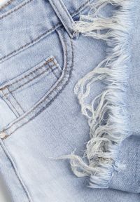 Renee - Niebieskie Jeansowe Szorty z Bawełną High Waist z Postrzępionymi Nogawkami Calamailt. Okazja: na co dzień. Stan: podwyższony. Kolor: niebieski. Materiał: bawełna, jeans. Styl: casual #5