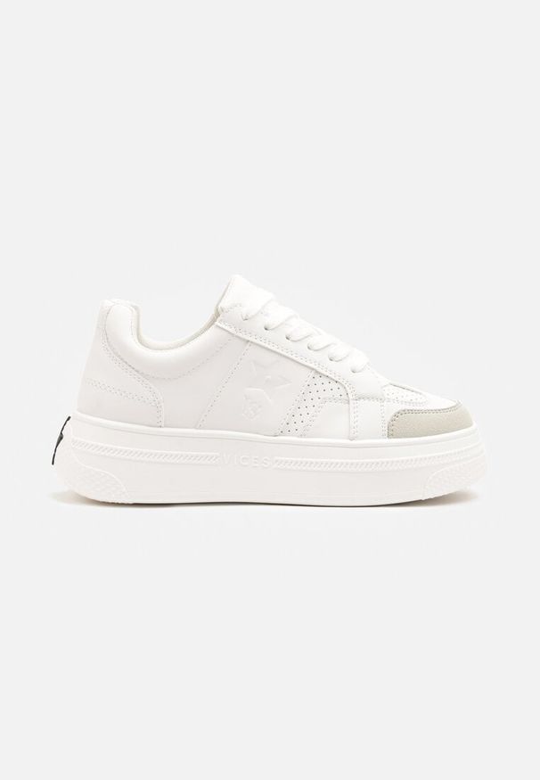 Born2be - Białe Sneakersy Vices na Grubej Podeszwie Ozdobione Gwiazdką Fenalia. Okazja: na co dzień. Kolor: biały. Materiał: jeans. Wzór: aplikacja