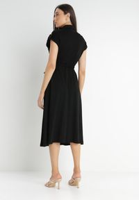 Born2be - Czarna Sukienka Koszulowa Phinitrite. Okazja: na co dzień. Kolor: czarny. Wzór: aplikacja. Typ sukienki: koszulowe. Materiał: materiał. Długość rękawa: krótki rękaw. Sezon: lato. Styl: casual. Długość: midi #5