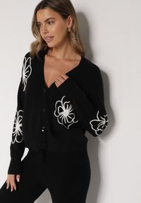 Born2be - Czarny Kardigan na Guziki w Haftowane Kwiaty Tustara. Okazja: na co dzień. Kolor: czarny. Materiał: jeans. Wzór: kwiaty, haft. Styl: casual #1