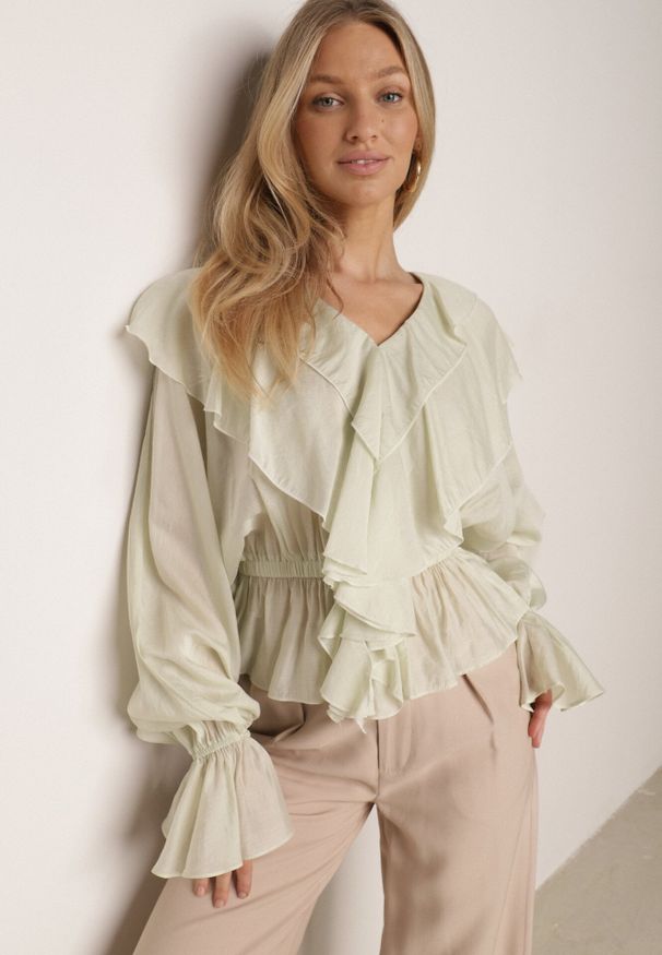 Born2be - Zielona Bluzka Elegancka z Falbanami z Rozszerzanymi Rękawami Irintora. Okazja: na co dzień. Kolor: zielony. Materiał: jeans. Długość: długie. Styl: elegancki