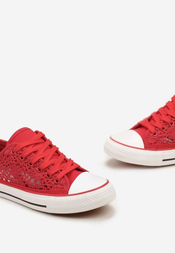 Renee - Czerwone Trampki z Krótką Ażurową Cholewką Paerina. Okazja: na co dzień. Kolor: czerwony. Materiał: materiał, len, jeans. Szerokość cholewki: normalna. Wzór: ażurowy. Obcas: na płaskiej podeszwie. Styl: klasyczny, elegancki, boho, casual
