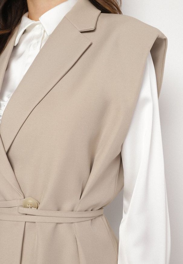 Born2be - Beżowa Garniturowa Kamizelka z Usztywnioną Linią Ramion i Paskiem Dannelli. Okazja: na co dzień, na spotkanie biznesowe. Kolor: beżowy. Materiał: jeans. Styl: casual, klasyczny, biznesowy