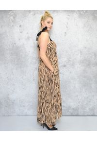 EMMA & GAIA - Długa sukienka w zwierzęcy print. Kolor: brązowy. Materiał: wiskoza. Wzór: motyw zwierzęcy, nadruk. Typ sukienki: sportowe. Styl: sportowy. Długość: maxi #3