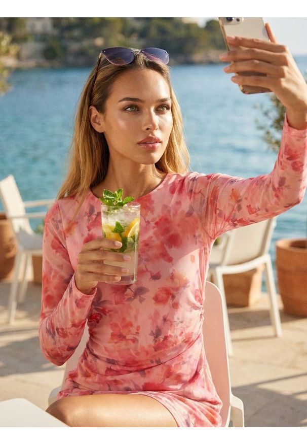 Sinsay - Sukienka mini w kwiaty - wielobarwny. Wzór: kwiaty. Długość: mini