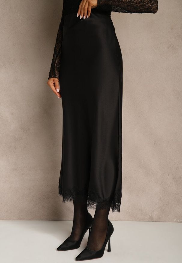 Renee - Czarna Spódnica z Satyny Zdobiona Koronką Marefera. Okazja: na co dzień. Kolor: czarny. Materiał: koronka, satyna. Wzór: aplikacja, koronka. Styl: casual
