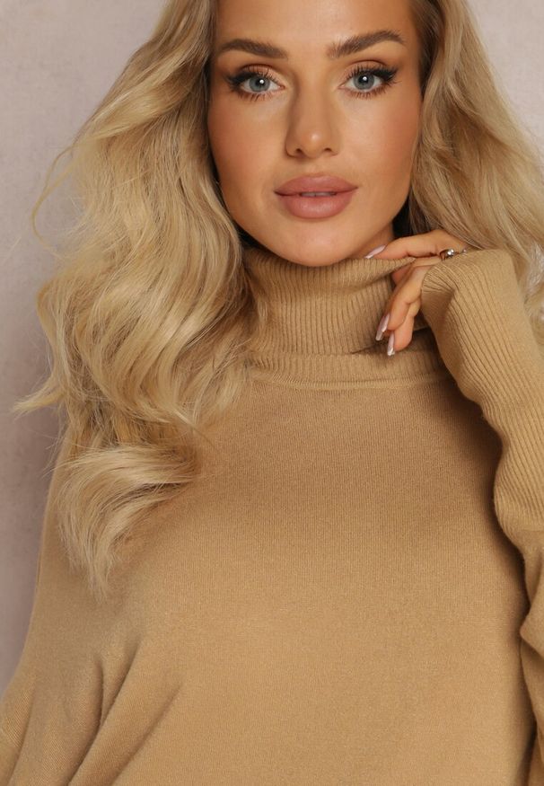 Renee - Beżowa Sukienka Sweterkowa o Pudełkowym Fasonie Horrene. Kolor: beżowy. Materiał: dzianina, nylon, wiskoza. Długość rękawa: długi rękaw. Wzór: gładki