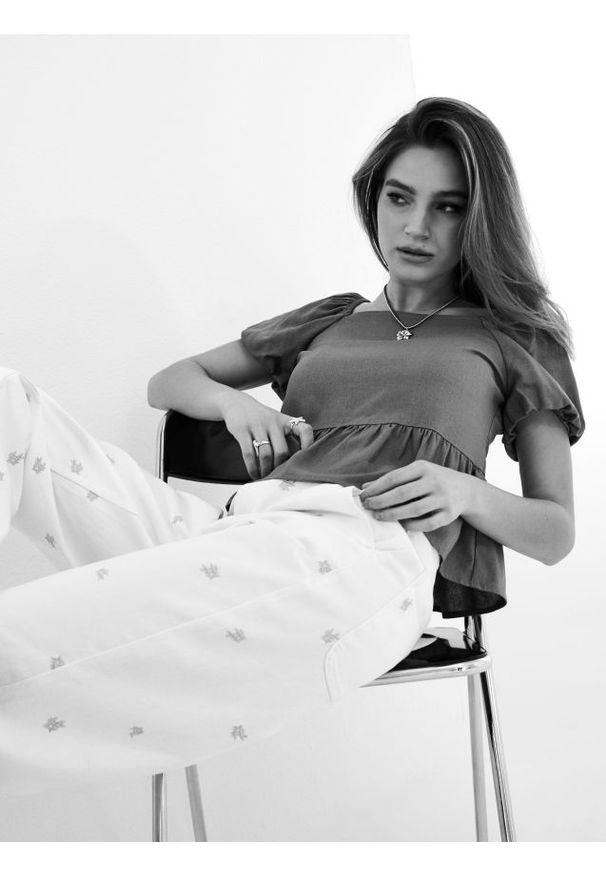 Sinsay - Jeansy wide leg z haftem - biały. Kolor: biały. Wzór: haft