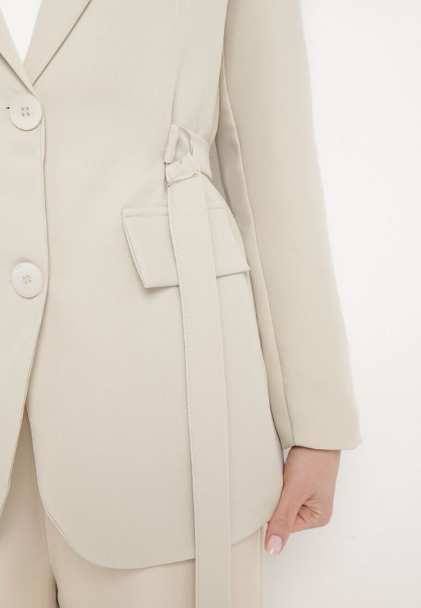 Born2be - Beżowa Marynarka Jednorzędowa z Ozdobnym Paskiem i Klapami Orianella. Okazja: na spotkanie biznesowe, do pracy. Kolor: beżowy. Materiał: jeans. Styl: elegancki, biznesowy