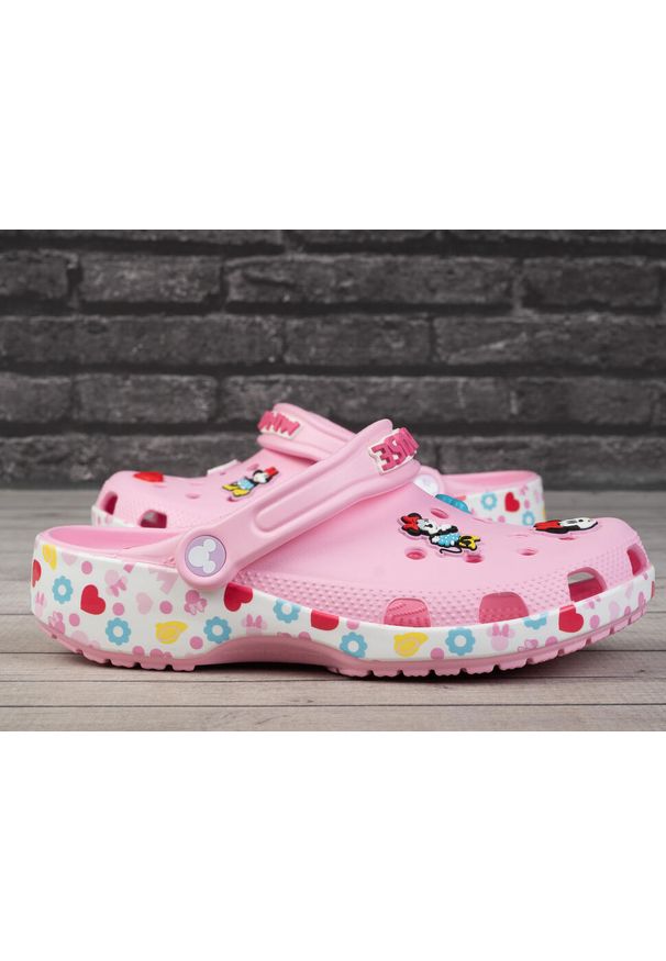Sandały unisex Crocs MCKYFRNDS MINNIE. Kolor: różowy, biały, wielokolorowy. Styl: sportowy