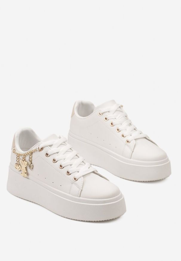 Renee - Biało-Beżowe Sznurowane Sneakersy z Ekoskóry na Platformie z Łańcuszkiem i Zawieszkami Salvania. Okazja: na co dzień. Kolor: biały. Materiał: jeans. Obcas: na platformie