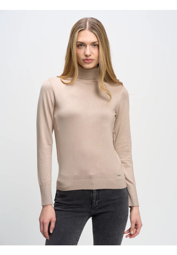 Big-Star - Sweter damski z golfem beżowy Charlinka 801. Okazja: na co dzień. Typ kołnierza: golf. Kolor: beżowy. Materiał: jeans, skóra. Wzór: aplikacja. Styl: klasyczny, casual, wizytowy