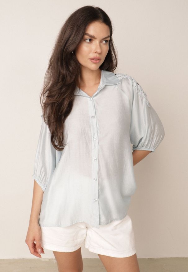Born2be - Jasnoniebieska Koszula Oversize z Ażurową Wstawką na Ramionach Heleira. Okazja: na co dzień, do pracy. Kolor: niebieski. Materiał: jeans. Wzór: ażurowy. Styl: casual