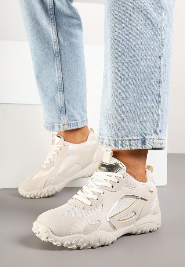 Renee - Beżowe Sneakersy Ozdobione Tłoczoną Cholewką Pillitha. Okazja: na co dzień. Kolor: beżowy. Materiał: jeans. Szerokość cholewki: normalna. Wzór: aplikacja. Obcas: na płaskiej podeszwie