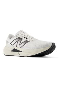 Buty męskie New Balance FuelCell Propel v5 MFCPRCW5 – białe. Okazja: na co dzień. Kolor: biały. Materiał: guma, materiał, syntetyk. Szerokość cholewki: normalna. Sport: bieganie, fitness #2