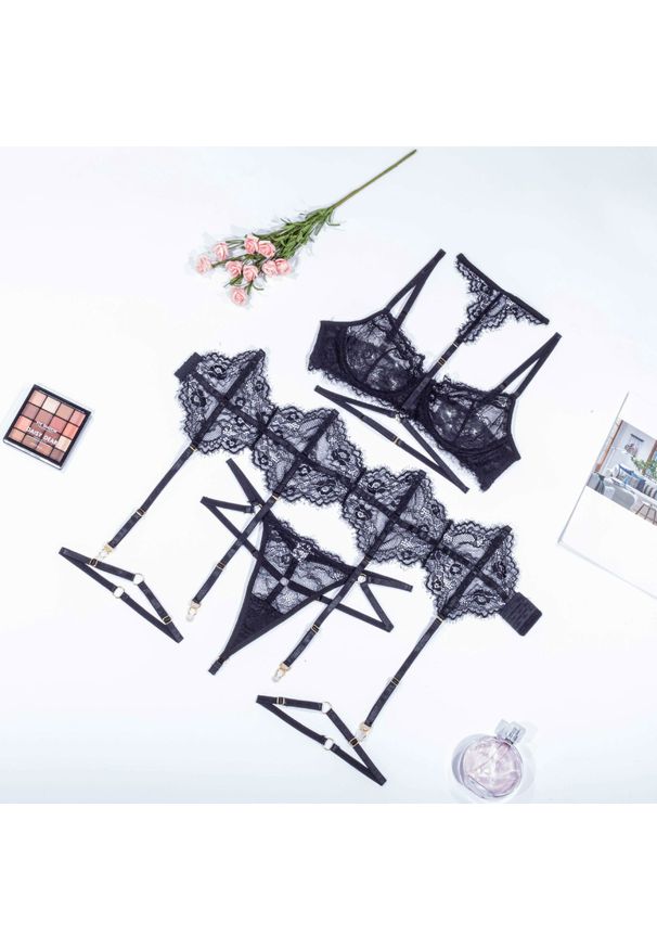 Intica - Koronkowy komplet bielizny z pasem do pończoch na romantyczny wieczór Fatinah. Kolor: czarny. Materiał: koronka. Wzór: koronka