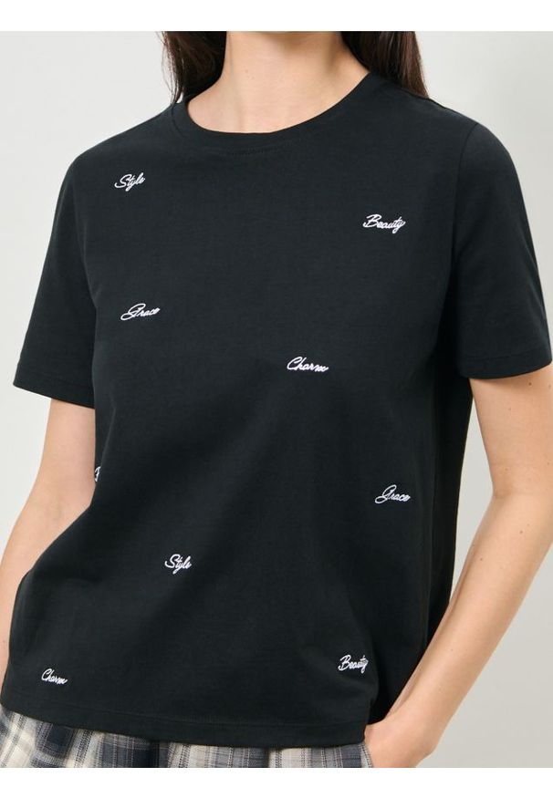 Sinsay - Koszulka z haftowanymi napisami - czarny. Kolor: czarny. Wzór: napisy, haft
