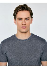 Big-Star - Koszulka męska w drobne paski granatowa Fredriser 403. Okazja: na co dzień. Kolor: niebieski. Materiał: dzianina, jeans. Wzór: paski. Styl: casual, elegancki #4