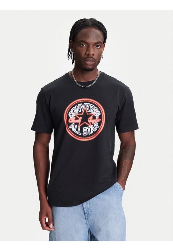 Converse T-Shirt Neon Sign All Star Patch 10027722-A01 Czarny Regular Fit. Kolor: czarny. Materiał: bawełna