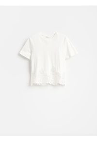 Reserved - T-shirt z koronką - biały. Kolor: biały. Materiał: koronka. Wzór: koronka #1