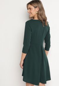 Born2be - Zielona Trapezowa Sukienka z Dłuższym Tyłem Gemirina. Okazja: na co dzień. Kolor: zielony. Typ sukienki: trapezowe. Styl: casual #2