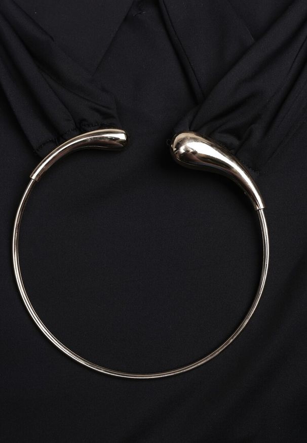 Renee - Czarna Wieczorowa Sukienka Halter z Odkrytymi Plecami Sewsara. Typ kołnierza: dekolt halter. Kolor: czarny. Styl: wizytowy