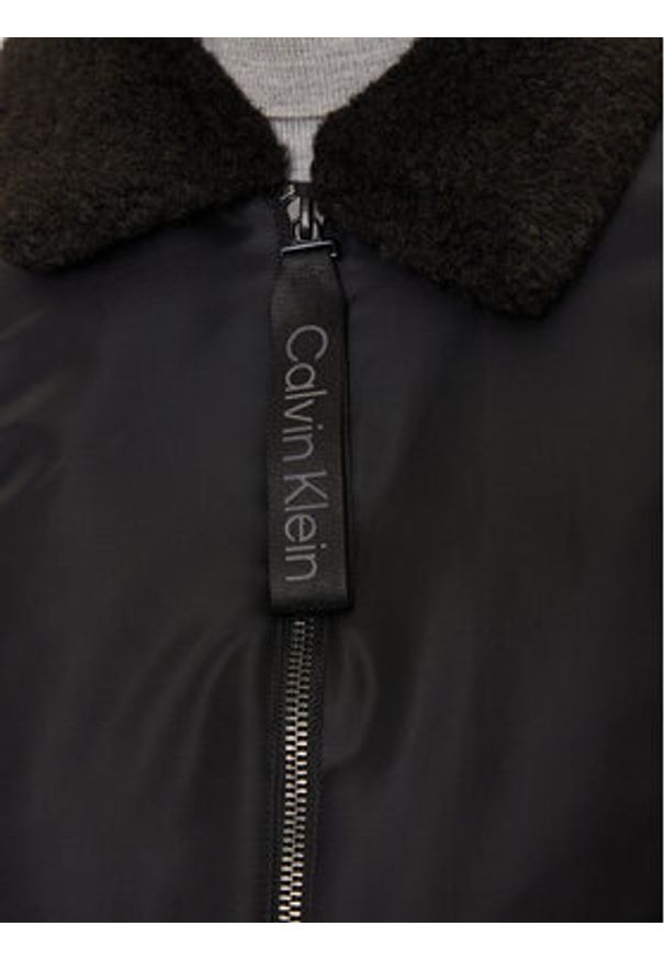 Calvin Klein Jeans Kurtka bomber J30J326108 Czarny Regular Fit. Kolor: czarny. Materiał: syntetyk