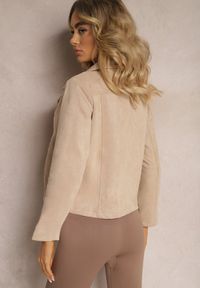 Renee - Jasnobeżowa Asymetryczna Kurtka Ramoneska z Imitacji Zamszu Kmiya. Kolekcja: plus size. Kolor: beżowy. Materiał: zamsz #3