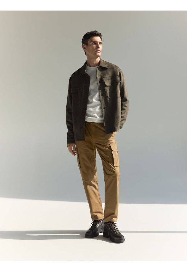 Reserved - Spodnie cargo z paskiem - brązowy. Kolor: brązowy. Materiał: tkanina, bawełna