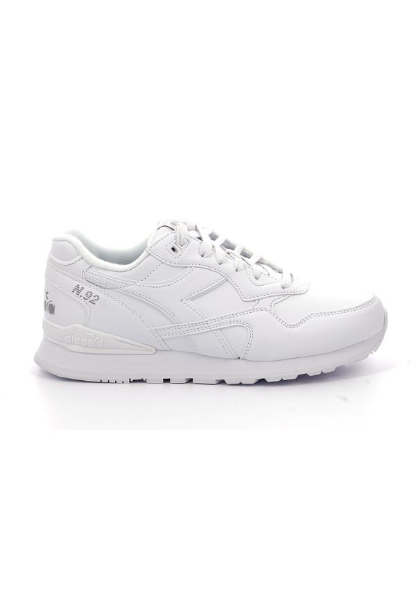 Buty do chodzenia damskie Diadora. Zapięcie: sznurówki. Kolor: biały. Materiał: skóra, materiał. Szerokość cholewki: normalna. Sport: turystyka piesza