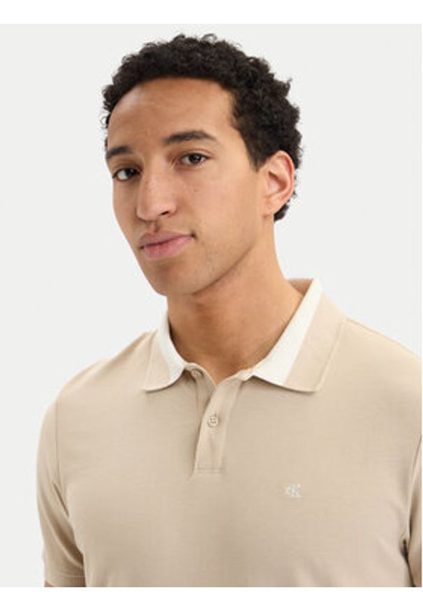 Calvin Klein Jeans Polo LV04RG234G Beżowy jasny Regular Fit. Typ kołnierza: polo. Kolor: beżowy. Materiał: bawełna