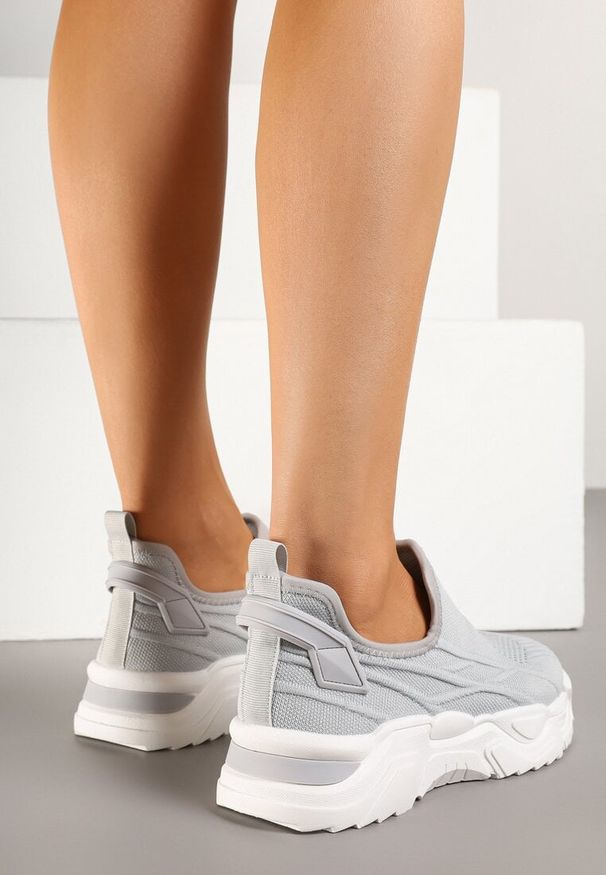 Born2be - Szare Wsuwane Buty Sportowe Sneakersy z Siateczki z Tłoczeniami Nusellia. Okazja: na co dzień. Zapięcie: bez zapięcia. Kolor: szary. Materiał: jeans, materiał. Obcas: na płaskiej podeszwie