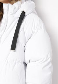 Born2be - Biała Długa Kurtka Pikowana Płaszcz na Zamek z Kapturem Lesea. Okazja: na co dzień. Typ kołnierza: kaptur. Kolor: biały. Materiał: dzianina, jeans. Długość: długie. Styl: casual, elegancki #5