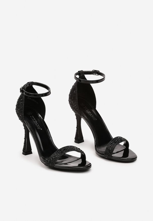 Renee - Czarne Brokatowe Sandały na Klepsydrowej Szpilce z Drobnymi Cyrkoniami Isoldis. Okazja: na studniówkę, na ślub cywilny, na sylwestra, na wesele. Zapięcie: sprzączka. Kolor: czarny. Wzór: aplikacja. Styl: glamour, elegancki