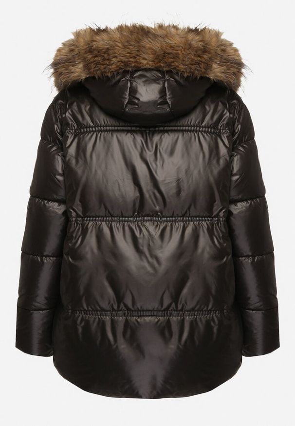 Born2be - Czarna Kurtka Pikowana z Kapturem z Odpinanym Futerkiem i Dłuższym Tyłem Clorina. Okazja: na co dzień. Typ kołnierza: kaptur. Kolor: czarny. Materiał: futro. Długość: długie. Wzór: aplikacja. Styl: casual, elegancki, klasyczny