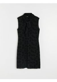 Sinsay - Sukienka mini z półgolfem i materiałowym szalem - czarny. Kolor: czarny. Materiał: materiał. Długość: mini #1