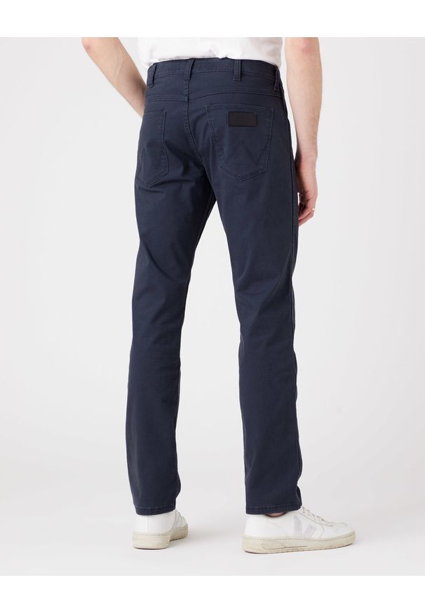 Wrangler - WRANGLER GREENSBORO MĘSKIE SPODNIE JEANSOWE DARK NAVY W15Q71XAE 112319943. Materiał: jeans