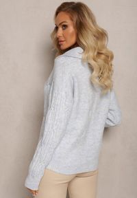 Renee - Jasnoniebieski Sweter z Dekoltem w Serek i Ozdobnym Splotem Travissa. Typ kołnierza: dekolt w serek. Kolor: niebieski. Wzór: ze splotem. Styl: elegancki #3
