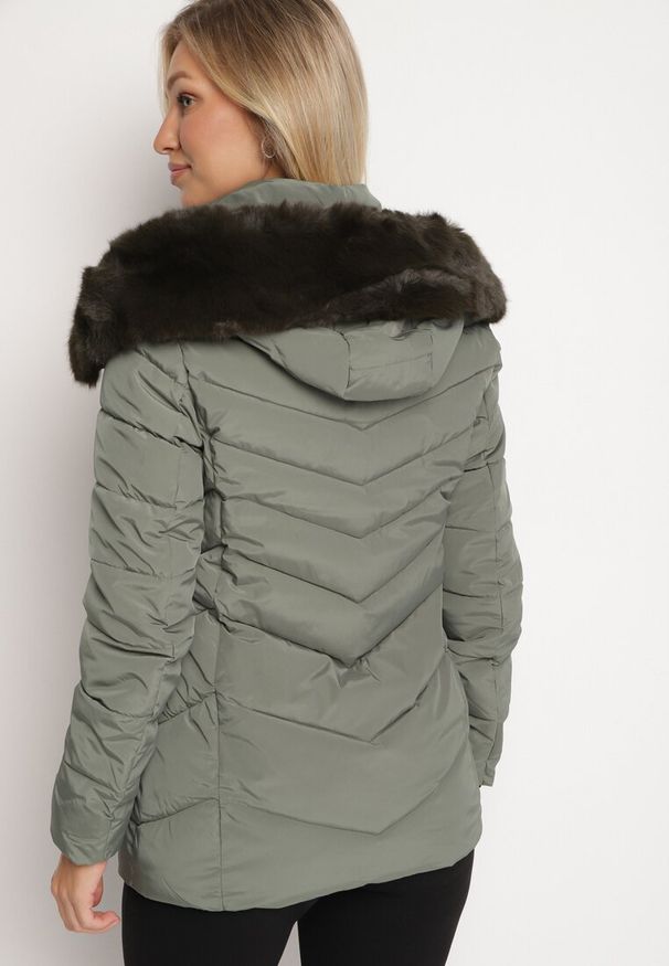 Born2be - Ciemnozielona Pikowana Kurtka z Odpinanym Kapturem z Futerkiem Zinmora. Okazja: na co dzień. Kolor: zielony. Materiał: futro. Długość rękawa: długi rękaw. Długość: długie. Sezon: zima. Styl: klasyczny, casual, elegancki