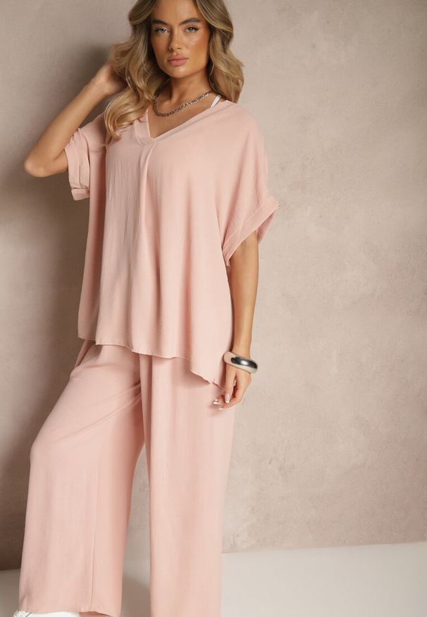 Renee - Różowy Bawełniany Komplet Spodnie o Szerokim Kroju i T-shirt Oversize Seltebis. Kolor: różowy. Materiał: bawełna. Wzór: aplikacja, gładki, kolorowy