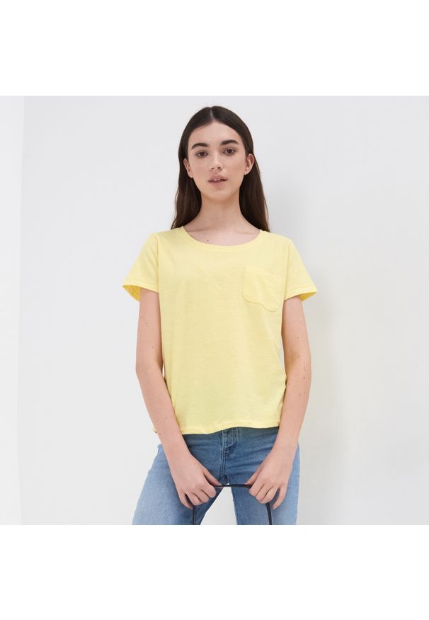 Sinsay - Koszulka basic z kieszonką - Żółty. Kolor: żółty