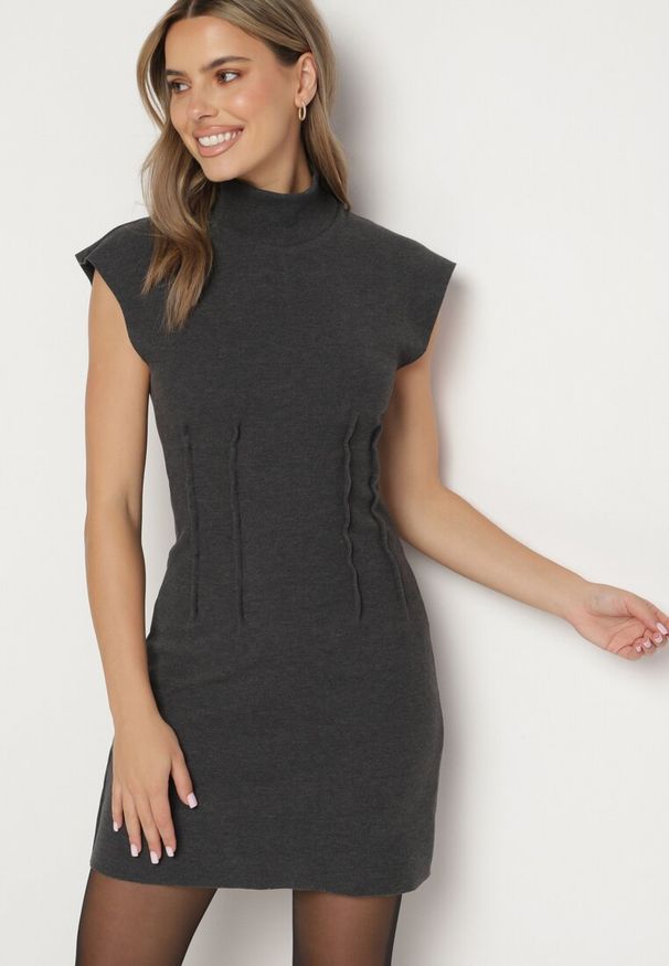 Born2be - Ciemnoszara Sukienka z Prążkowanej Dzianiny o Taliowanym Kroju z Półgolfem Ivarinae. Okazja: na co dzień, na spotkanie biznesowe. Kolor: szary. Materiał: prążkowany, dzianina. Długość rękawa: bez rękawów. Styl: casual, biznesowy, elegancki
