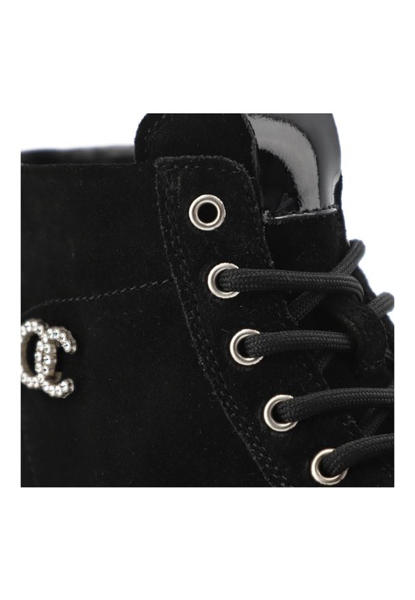 Czarne Botki Filippo Wygodne Obuwie Damskie. Okazja: na co dzień. Zapięcie: sznurówki. Kolor: czarny. Materiał: lakier, skóra, zamsz. Styl: casual, elegancki